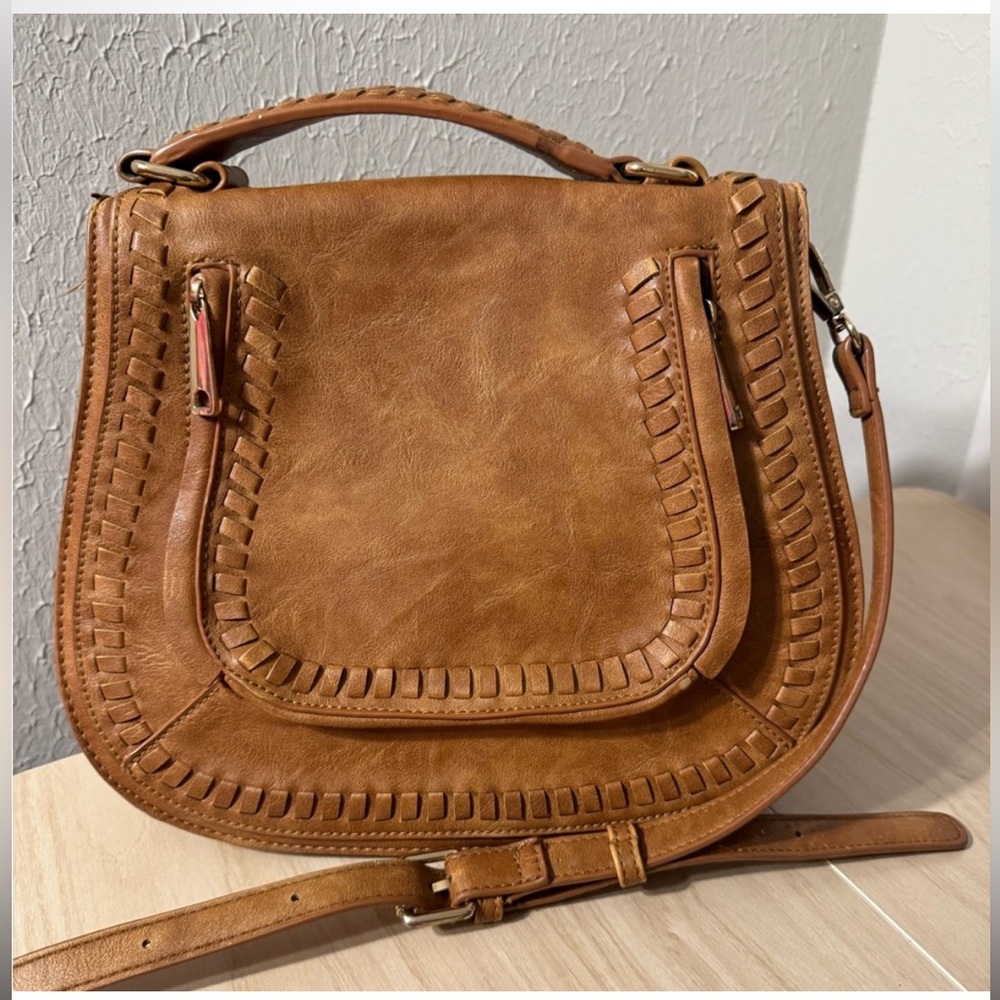 URBAN EXPRESSIONS LEATHER CROSSBODY, BROWN